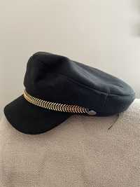 Дамска шапка от вълнен плат с козерка капитанска