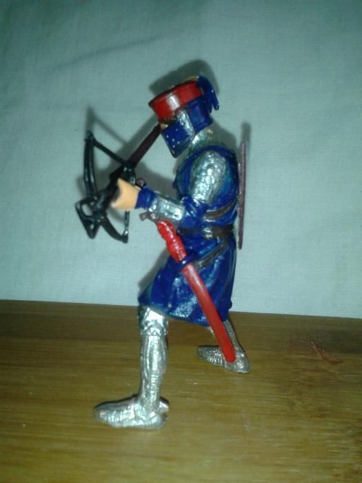 Soldat medieval cu arbaleta figurina pictata