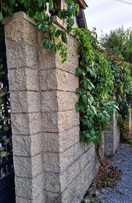 Огради от бетонови тухли блокчета имитиращи дялан камък