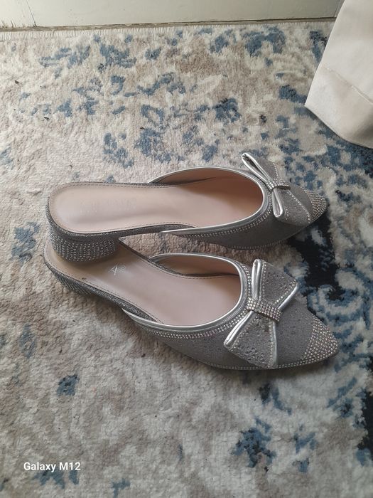 Ayollar tuflisi yangi