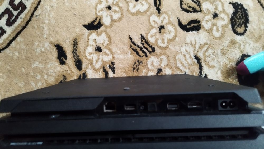 Vând ps4 pro+ 4 manete+ fc25