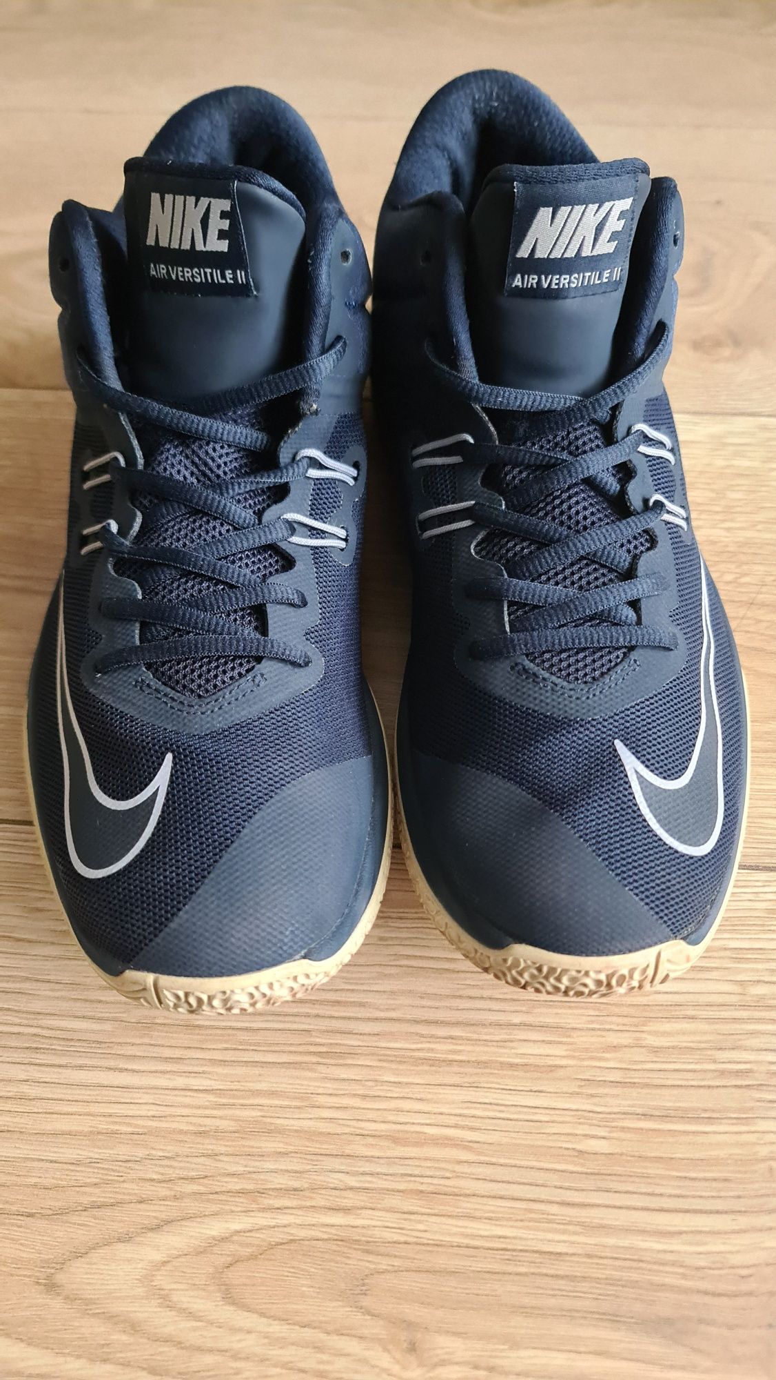 Papuci nike baschet air versitile 2
