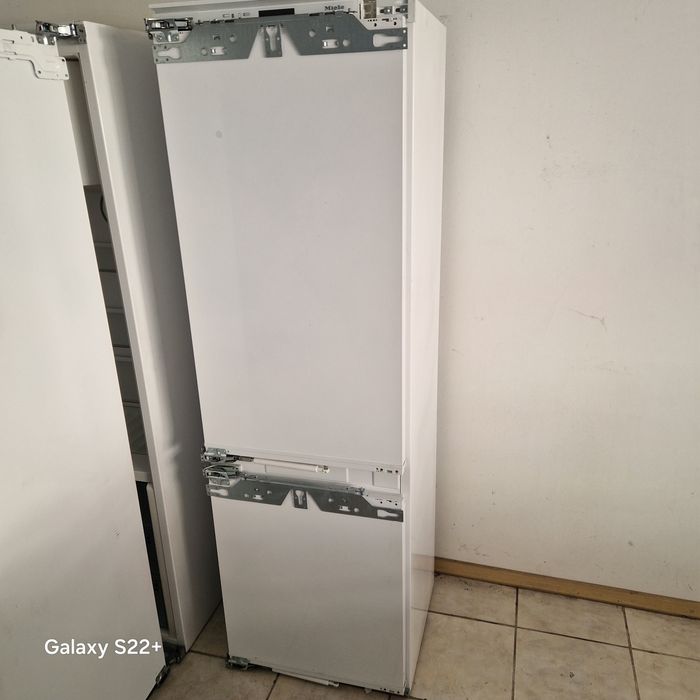 Хладилник за вграждане MIELE 177см.