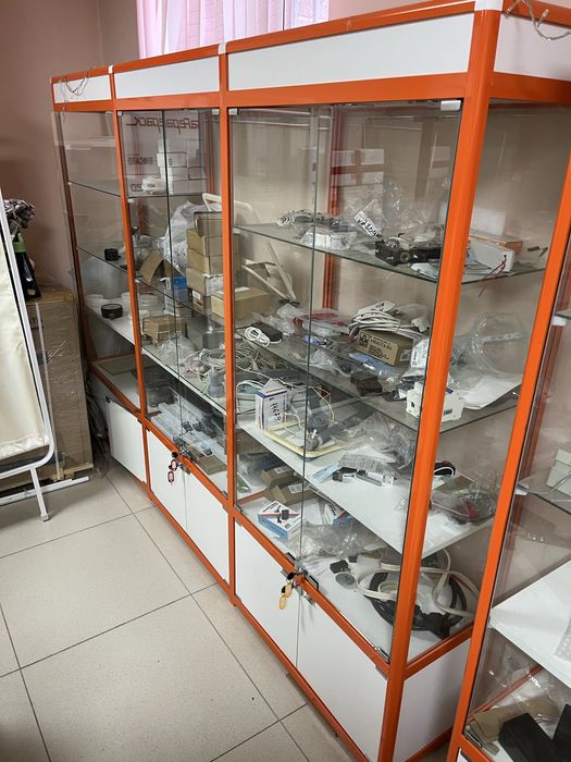 Офисня мебель ветрина две 3х2х60 .Есть другая мебель .Званите.