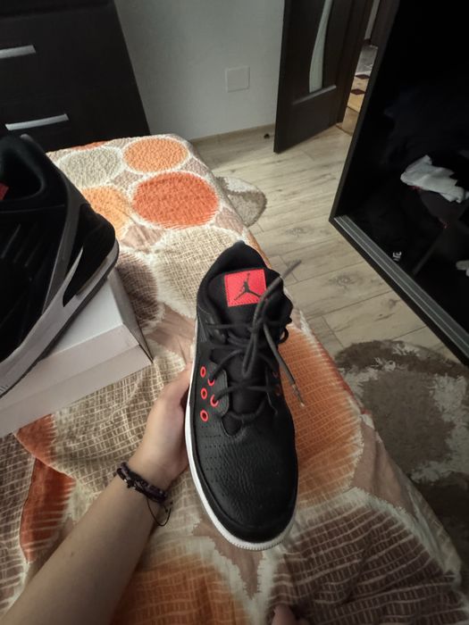 Adidași Jordan – Mărimea 38.5 (US 7.5Y)