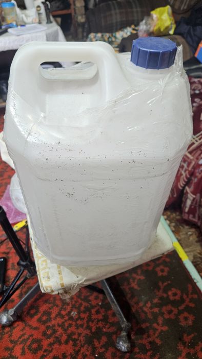 Канистры пластиковые для питьевой воды.
