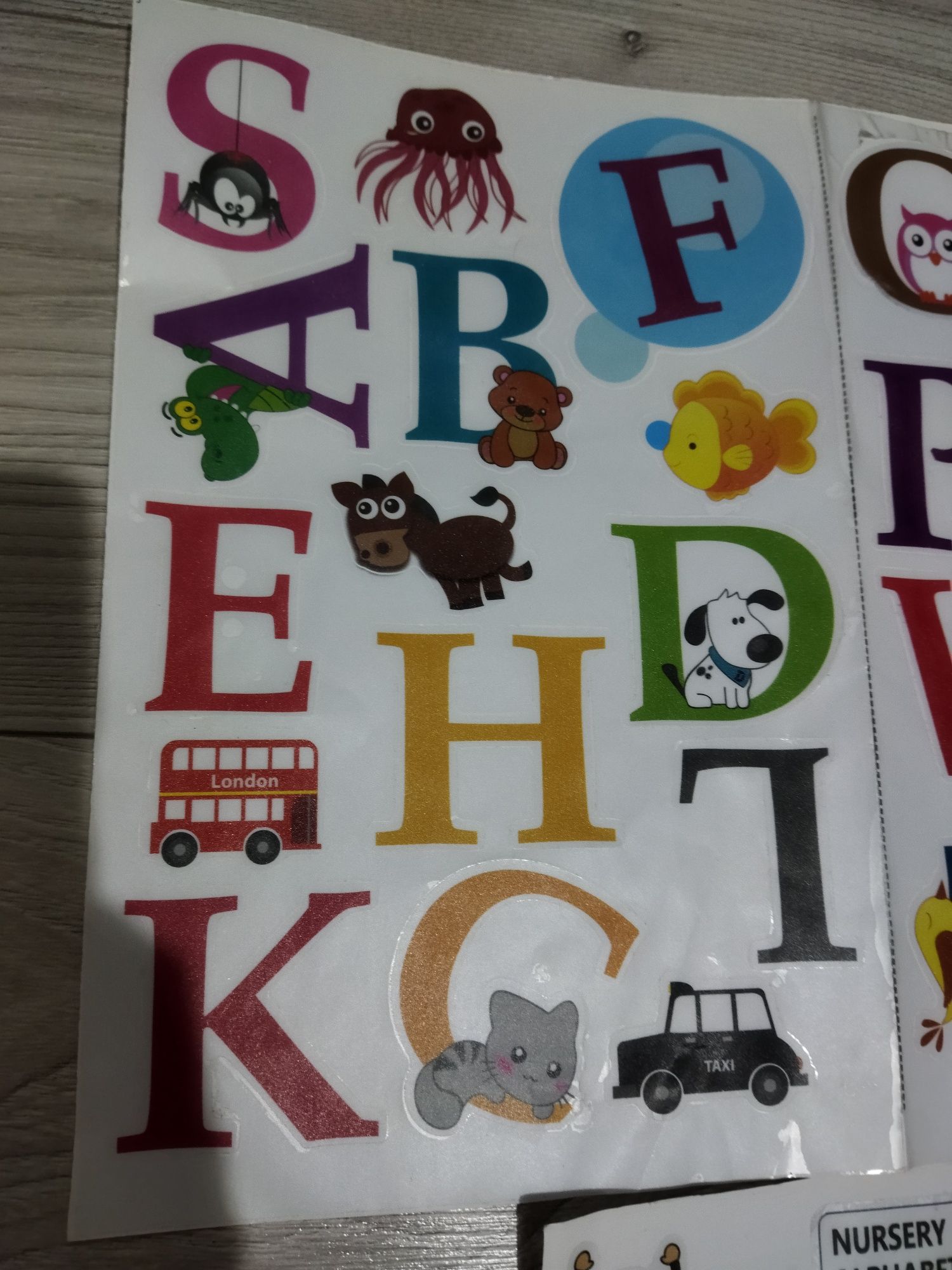 Set nou de stickere reutilizabile cu alfabet și animale