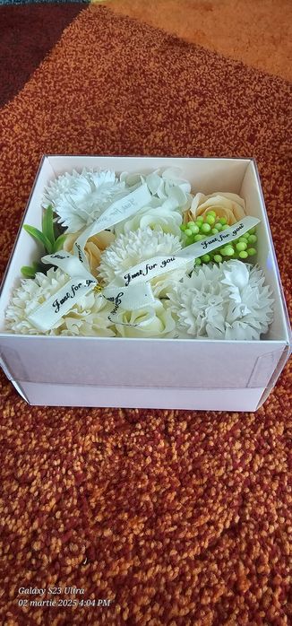 Aranjament floral de săpun în cutie de carton