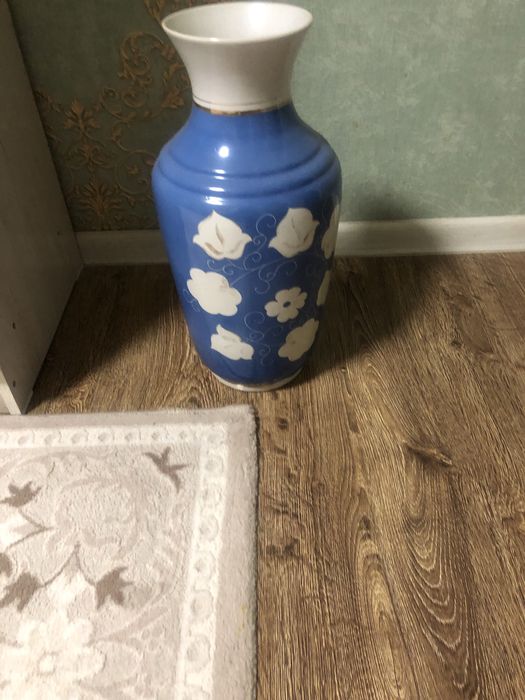 Напольная ваза голубая с хлопком в  хорошем состоянии