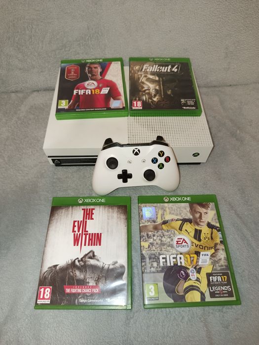 Xbox One S + 4 jocuri + 1 maneta in stare impecabila