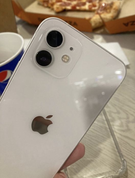 Продаю iPhone 12, 64 ГБ — в отличном состоянии!