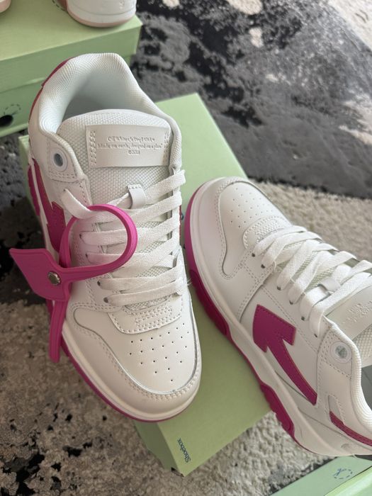 Off White ‘Out of office’