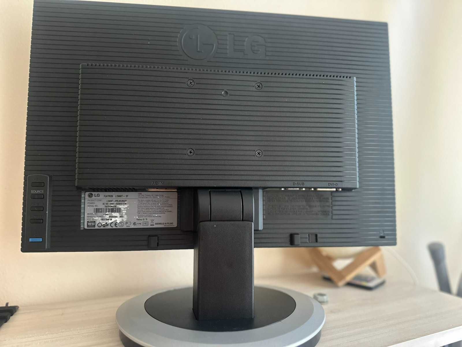 Монитор  LG Flatron Wide
