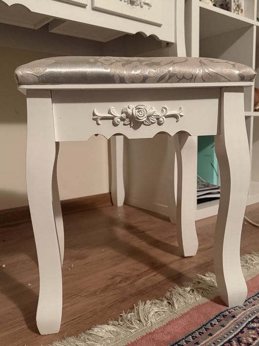 Masă de toaletă elegantă cu oglindă și scaun