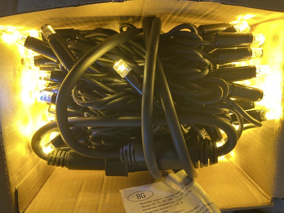 Коледни LED гирлянди 10 м – Топло жълта светлина с бял блиц