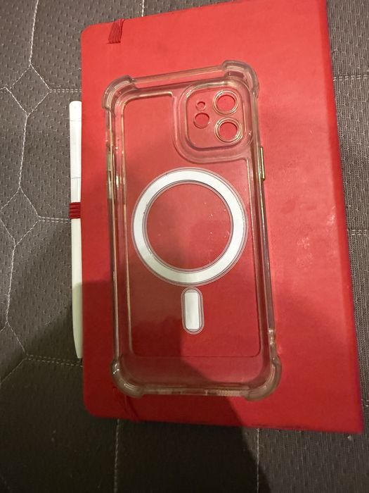 Husă iPhone 12 – design modern, protecție premium, stare excelentă