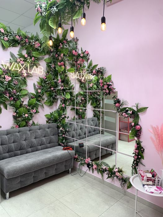 Сдается столик и кушетка бц Атриум