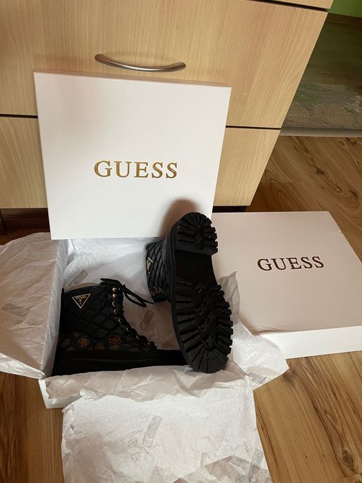Продавам кожени боти Guess
