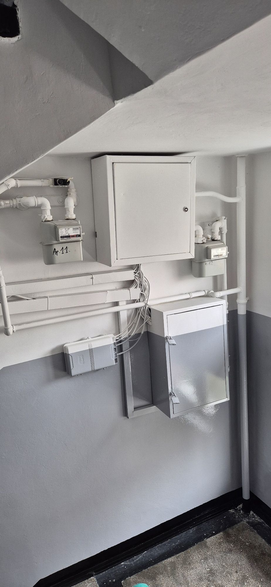 Zugravit Renovat Amenajare scări de bloc