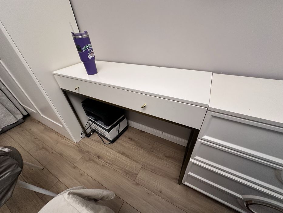 Туалетный столик из крашеного мдф