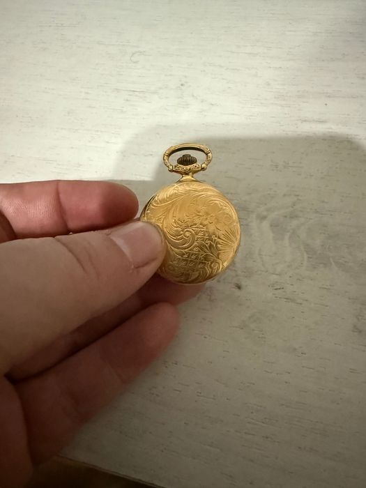 Prodavam zlaten casovnik Zentra .