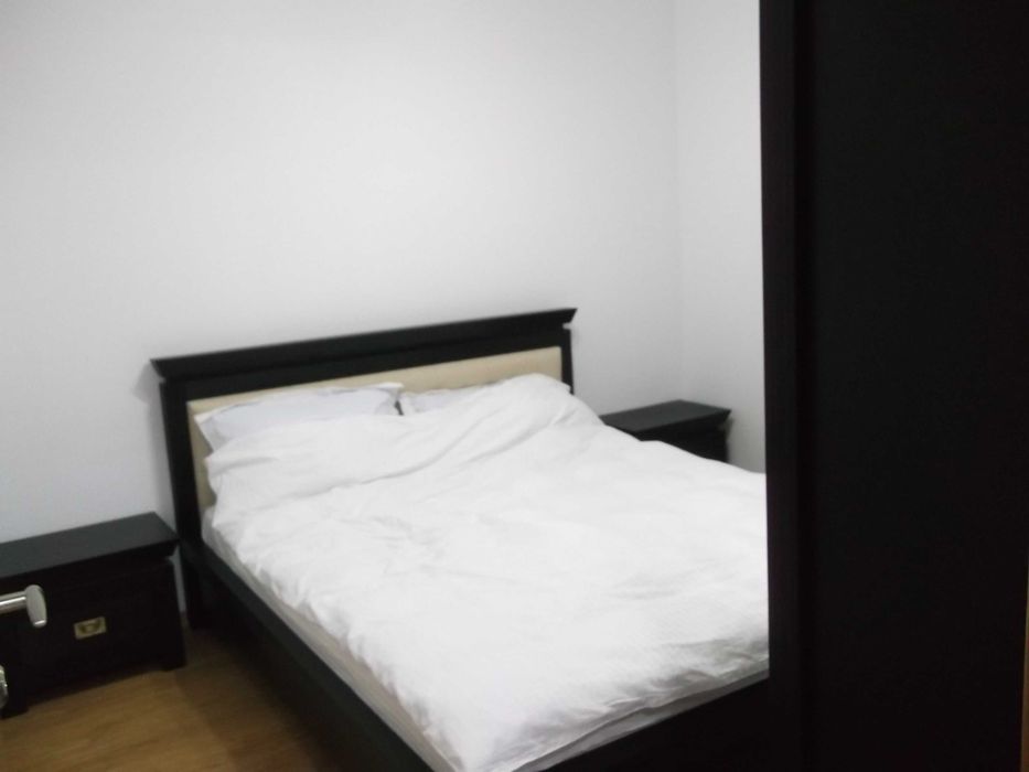 Inchiriez apartament cu trei camere.