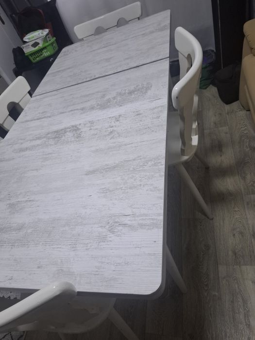 Masa extensibila bucatarie cu 4 scaune din lemn masiv