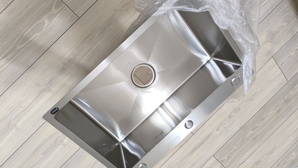 Продам кухонную мойку 68х45