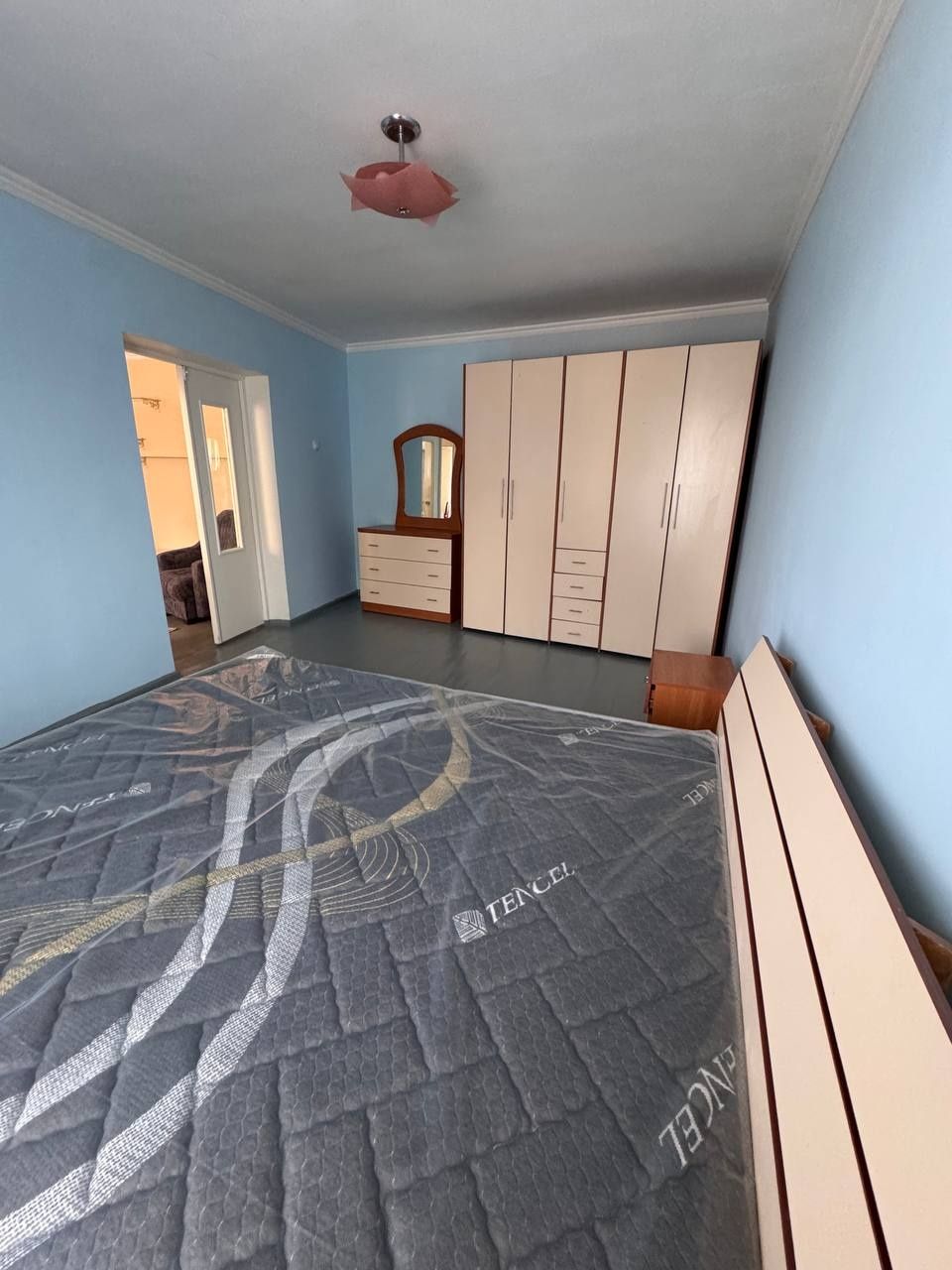 Сдается 3х квартира,на 4этаже,4х этажного здания.От собственника.