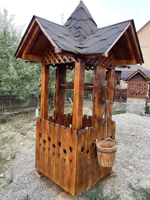 Fantana rustica din lemn