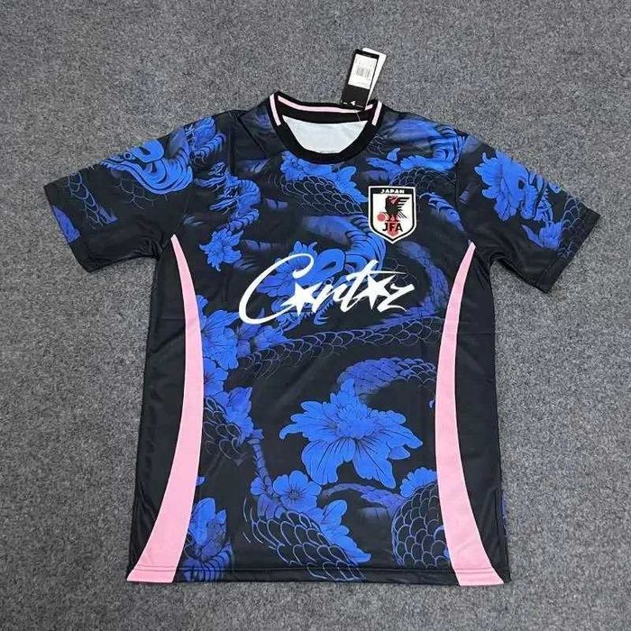 Japan x Corteiz футболно джърси–модел в синьо и черно с розови детайли