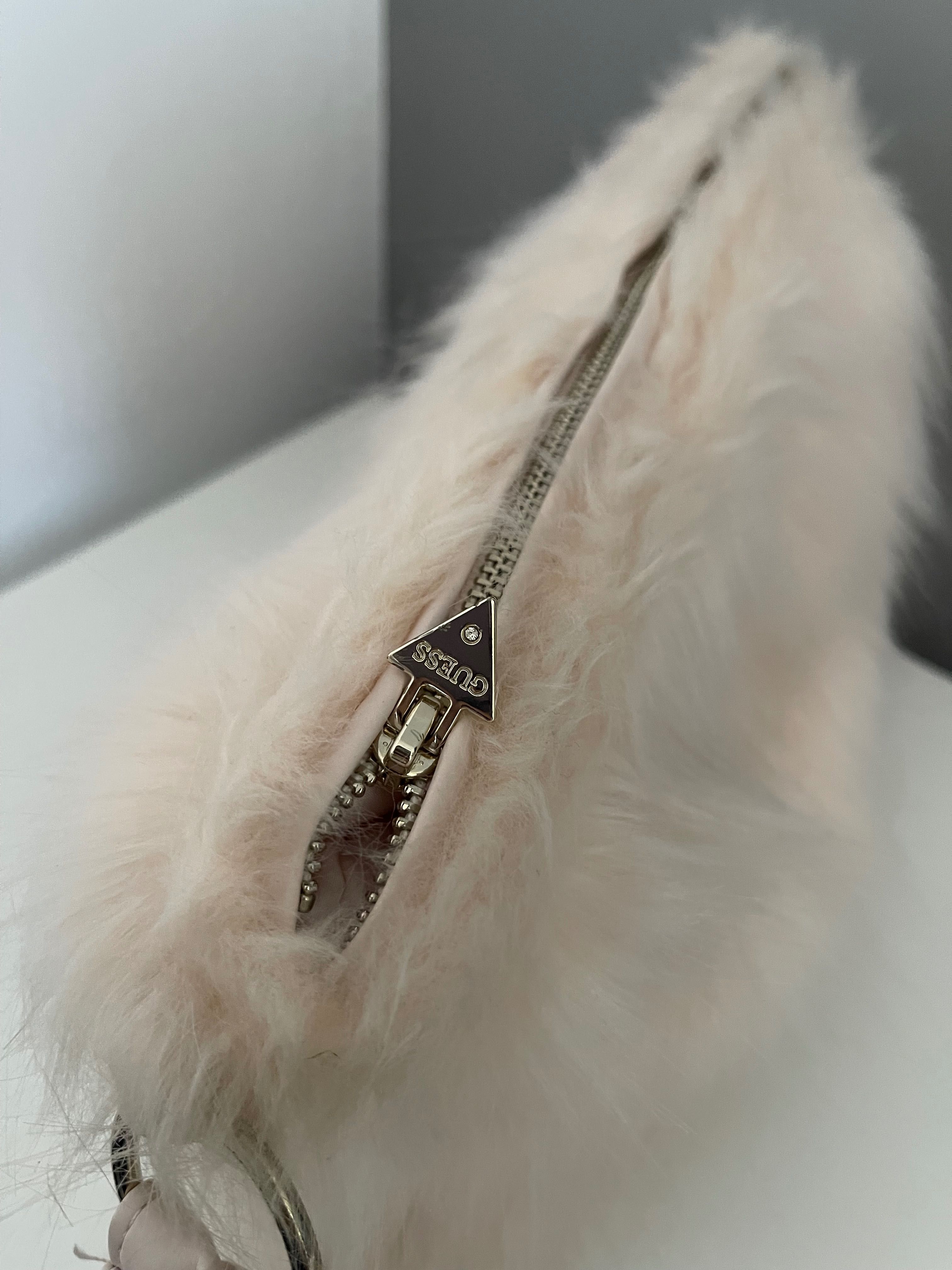 Дамска чанта на Guess