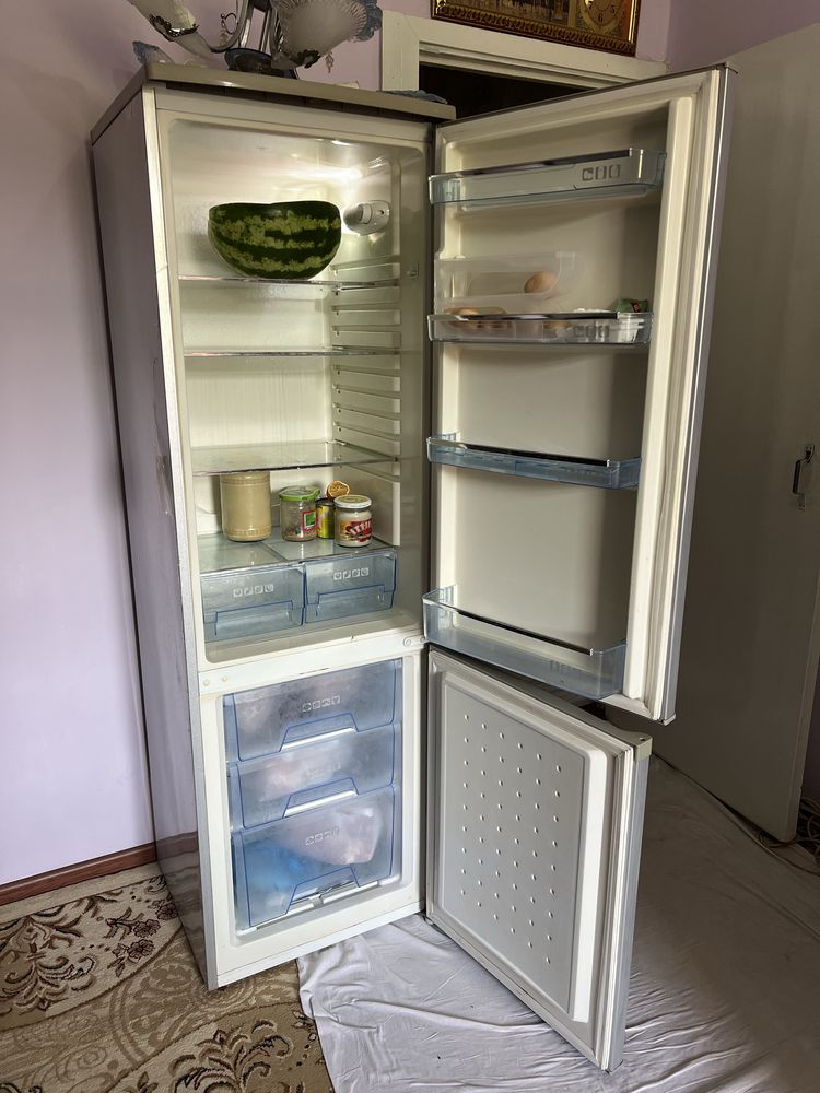 Xolodilnik Artel 265litrlik sotiladi boʻyi 175sm hammasi ishlaydi