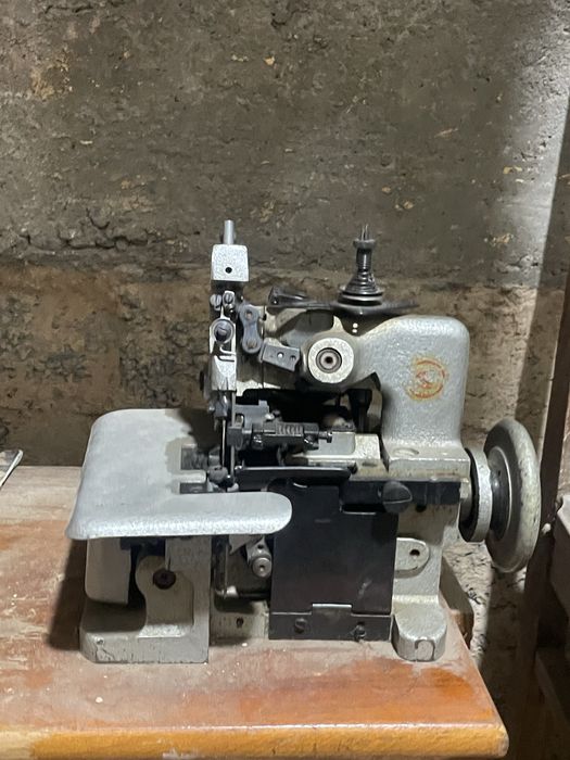 Оверлок машина в отличном состоянии!