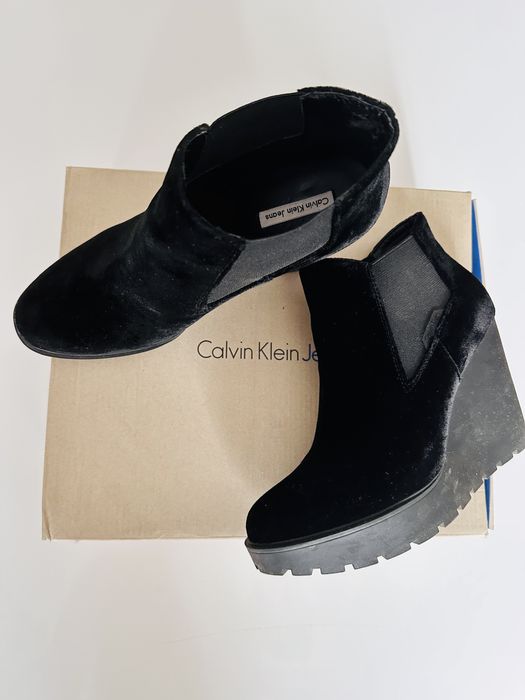 Велурени боти на платформа CALVIN KLEIN