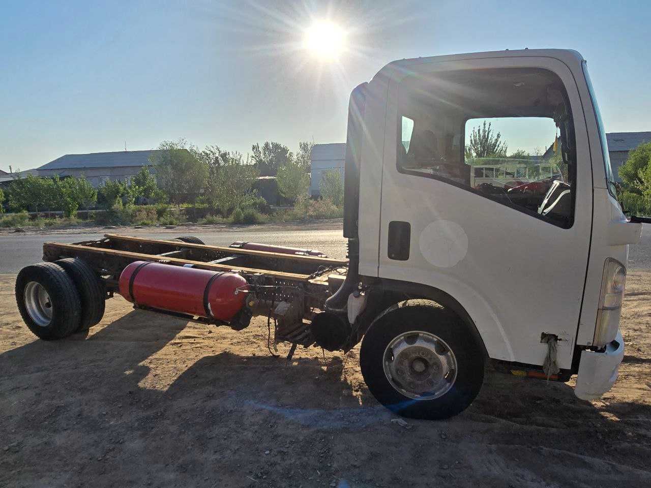 Isuzu gruzovoy avto