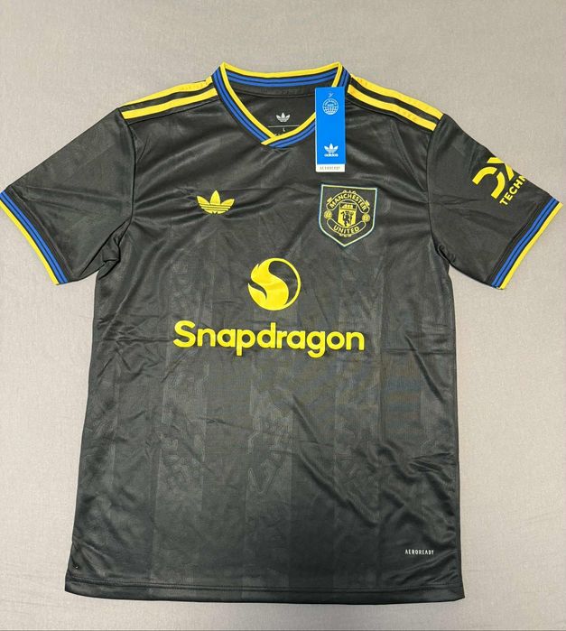 Футболни екипи на Manchester United. Трите от сезон 2025/2026.