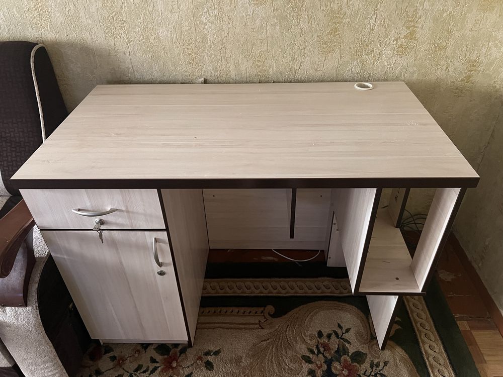 Продам стол компьютерный