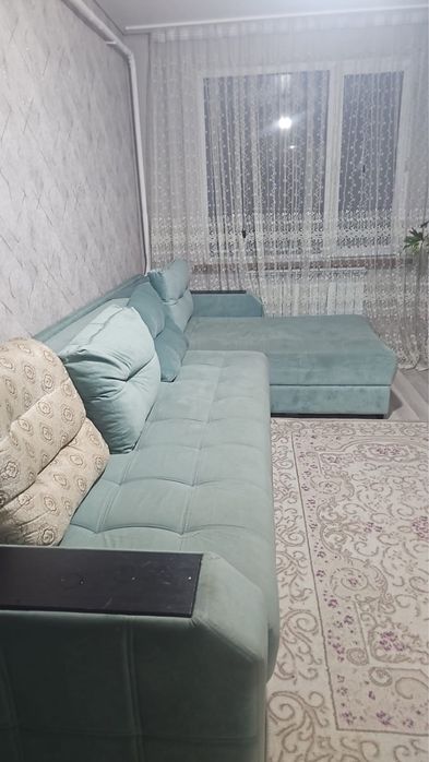 Диван в берюзовом цвете. С подушками. Угол меняется