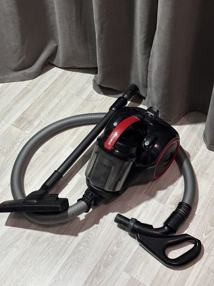 Пылесос Samsung SC15K4116VR с технологией CycloneForce