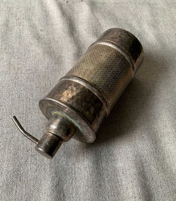 Dozator vintage metalic tip pompă, design ciocănit și gravat fin