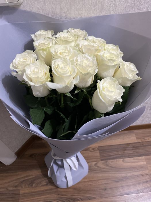 Продам белые метровые розы 15 штук