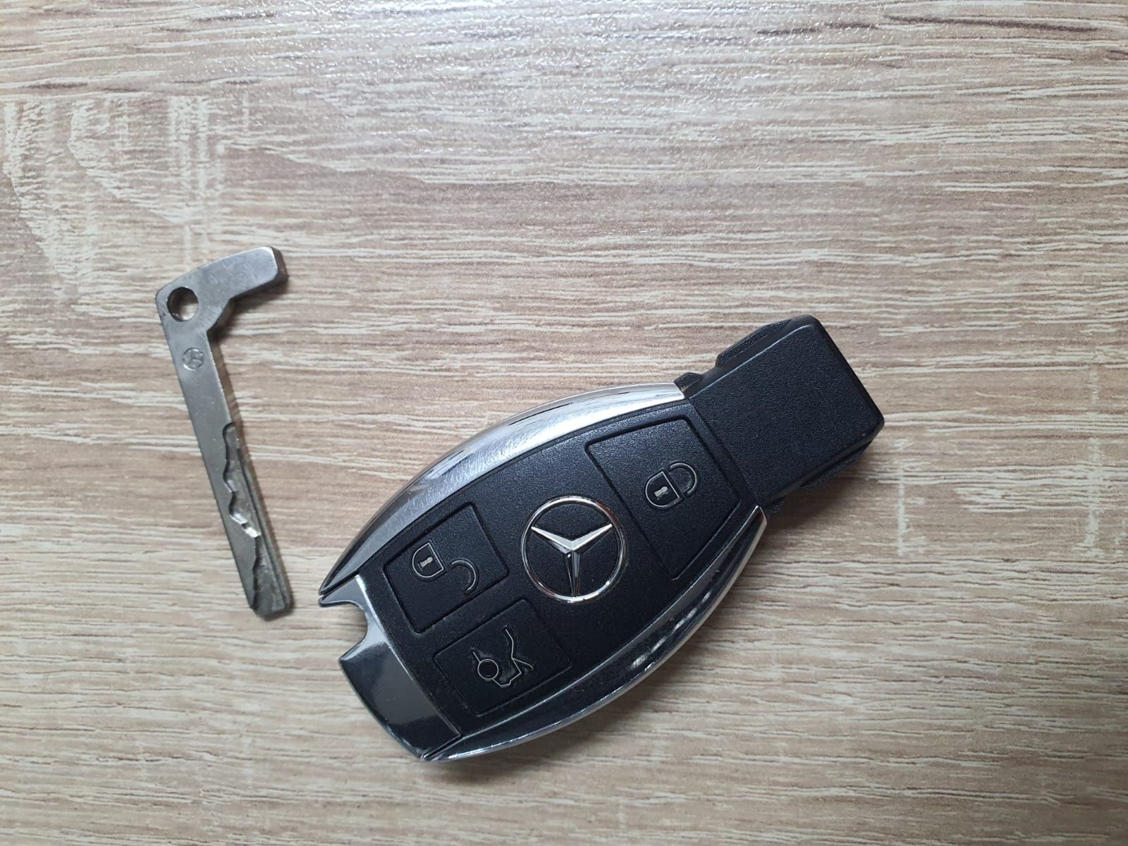 Cheie originală Mercedes-benz cu trei butoane.