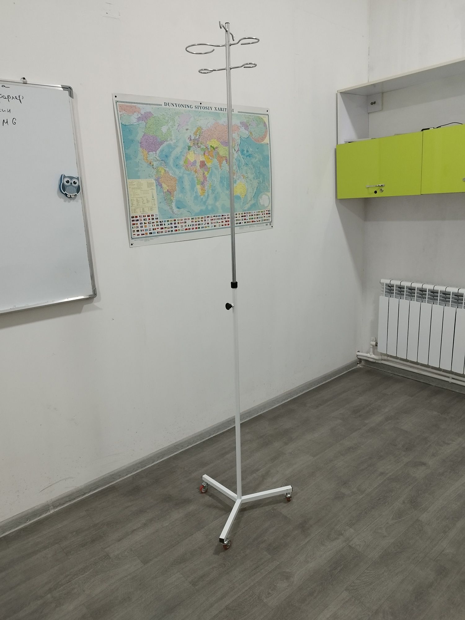 Штатив с колёсиками в для капельницы медицинская