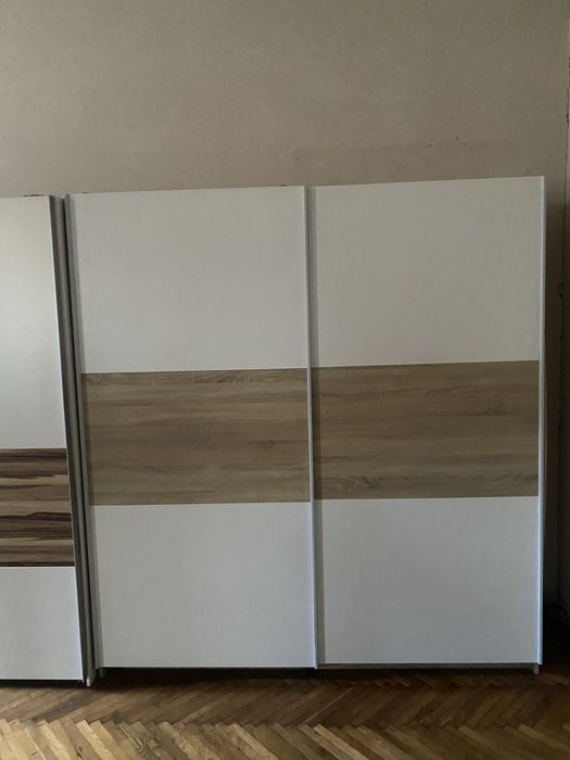 2 dulapuri cu usi glisante, cu panouri albe si inserti de lemn