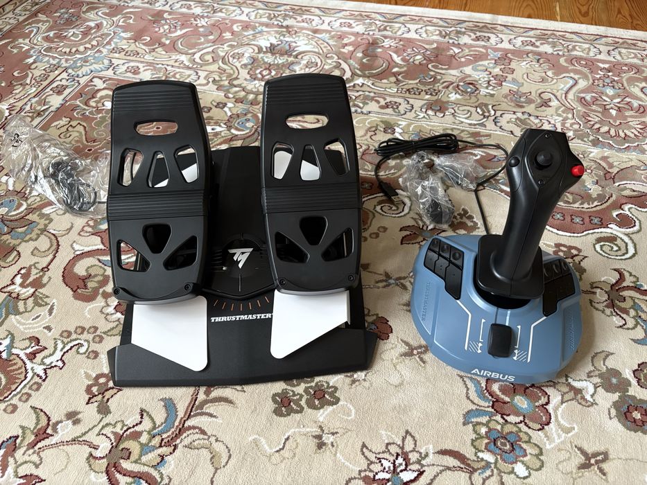Джойстик и педали Thrustmaster