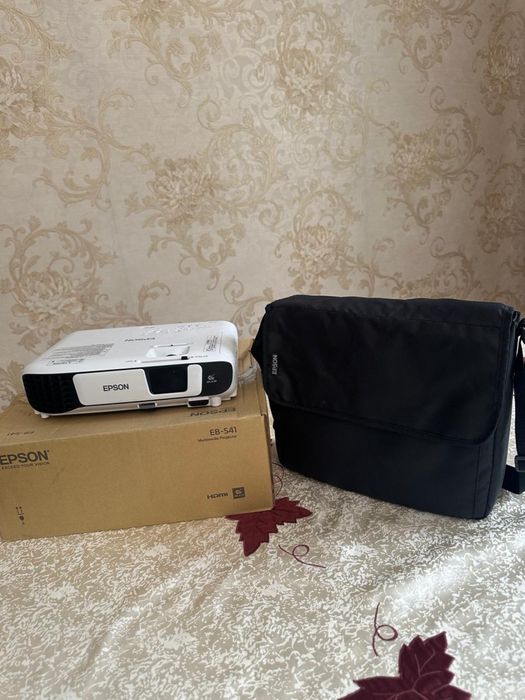 Проектор с экраном