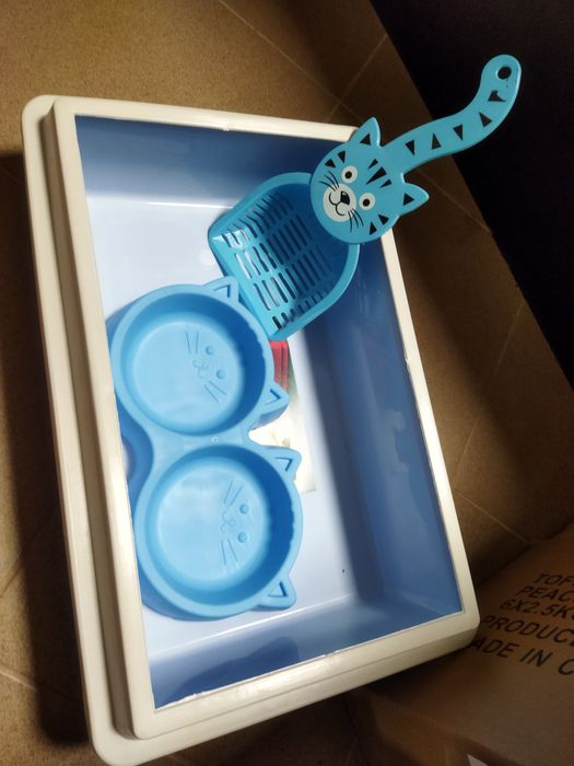 Котешка тоалетна с борд(за малки котенца, котка),лопатка и купичка.