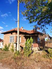 Тухлена къща с голям двор в село Козаревец