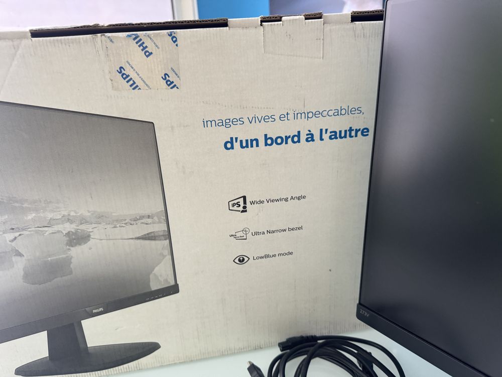 27” Монитор Philips FHD 273V7Q в оригинален вид и състояние.